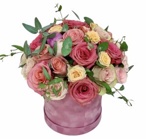 Шляпная коробка с розами,пионами и эвкалиптом 459