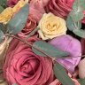 Шляпная коробка с розами,пионами и эвкалиптом 459