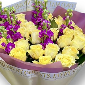 Букет из роз и маттиолы (51)