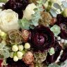 Букет невесты из хризантем, гипсофилы и зелени